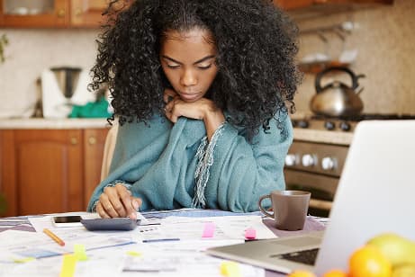Photo of woman wuth bills